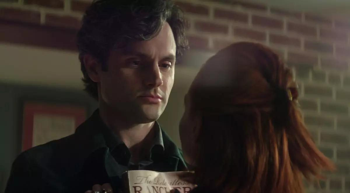 Cadru din serialul You de pe Netflix, unde actorul Penn Badgley îl interpretează pe Joe Goldberg