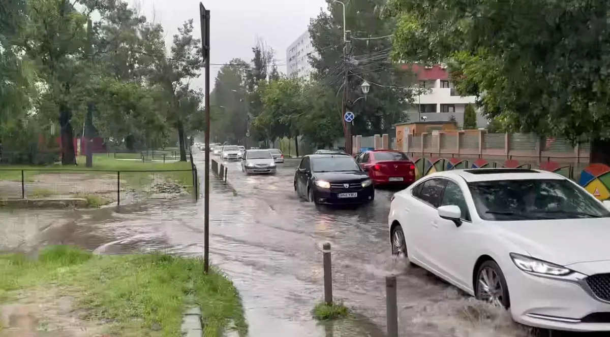 Ploaie puternică în București. Bld Metalurgiei.