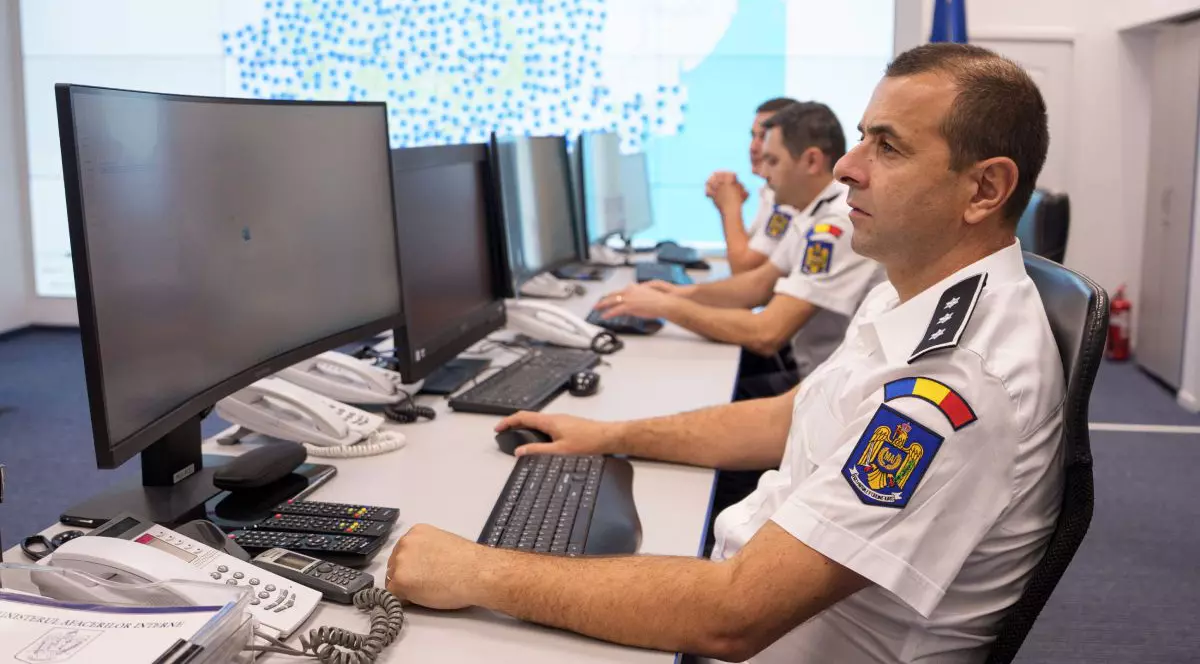 Polițiști la birou, în centrul de comandă al alegerilor prezidențiale deschis la Ministerul Afacerilor Interne, pe 17 mai 2025