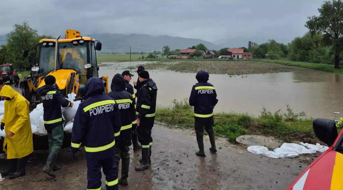Echipajele de pompieri intervin într-o localitate din Covasna, acolo unde apa a depășit nivelul digurilor.