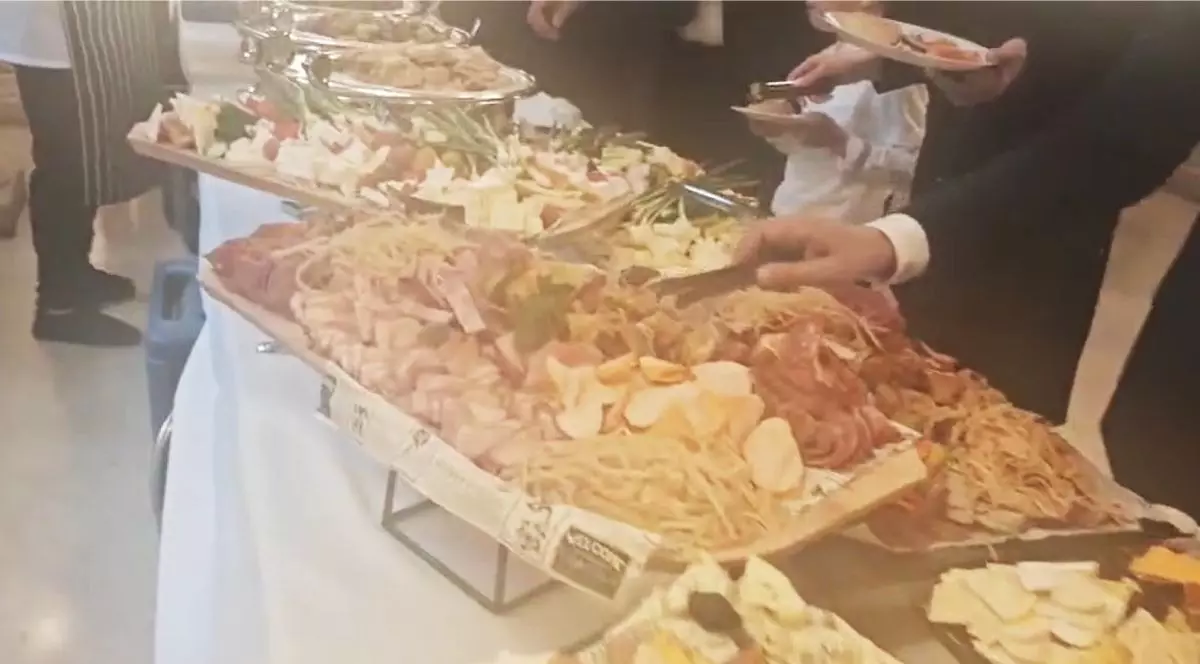 mese pline la Cotroceni, la recepția din Sala Unirii