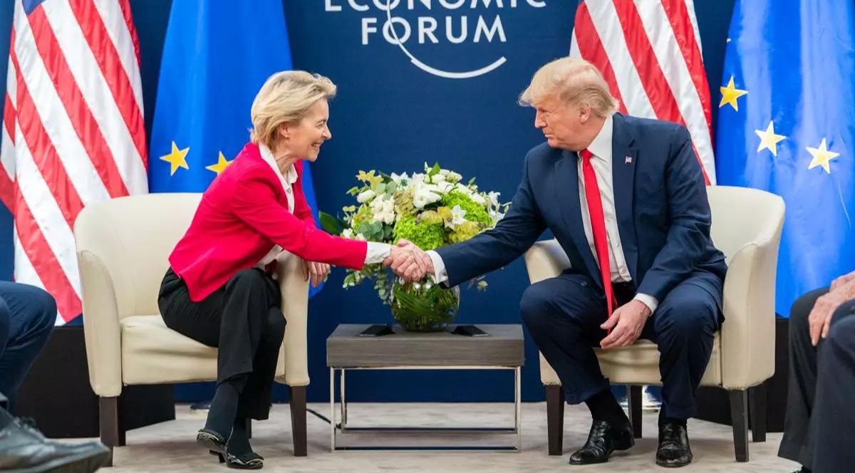 Președintele SUA, Donald Trump (dreapta) și președinta Comisiei Europene (stanga), Ursula von der Leyen, la cea de-a 50-a reuniune anuală a Forumului Economic Mondial, 21 ianuarie 2020