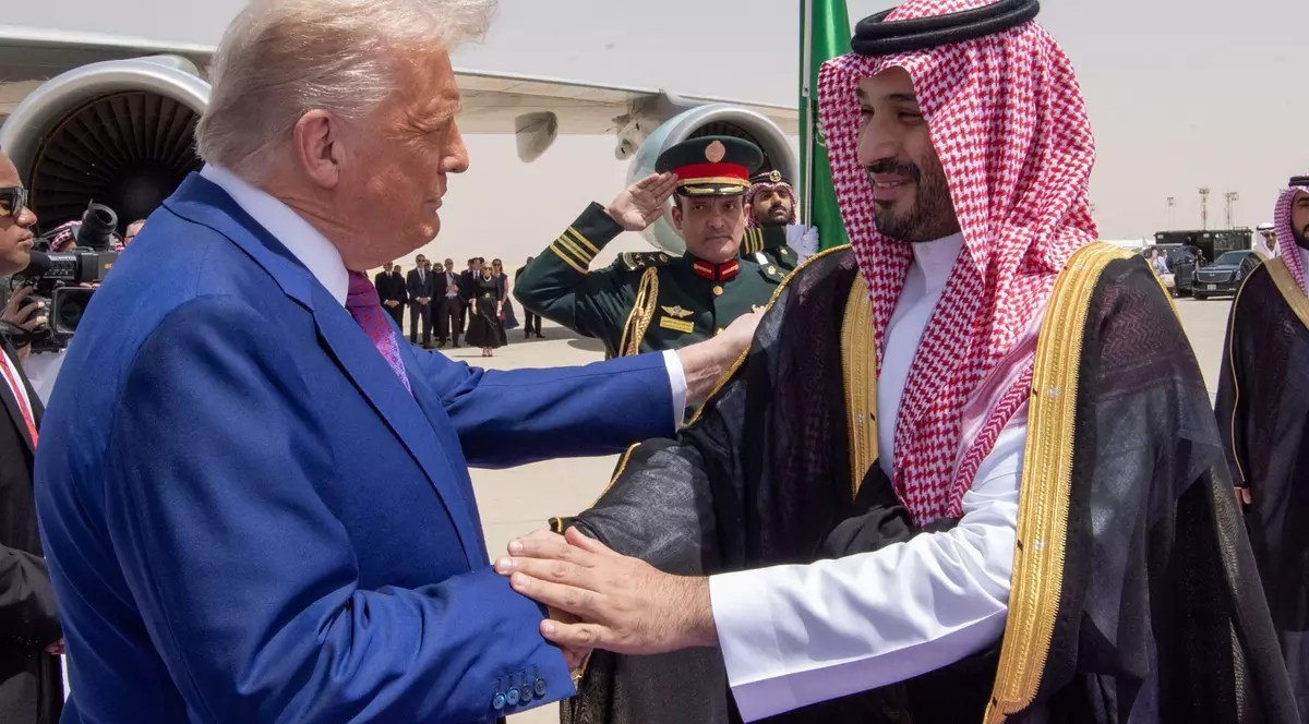 Donald Trump dă mâna, la coborâre din avion, cu Prințul Moștenitor Saudit Mohammed bin Salman Al Saud.