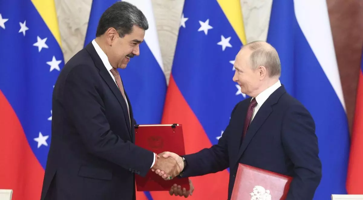 În imagine Președinții Rusiei și Venezuelei , Vladimir Putin și Nicolas Maduro dau mâna intr-o întâlnire la Moscova