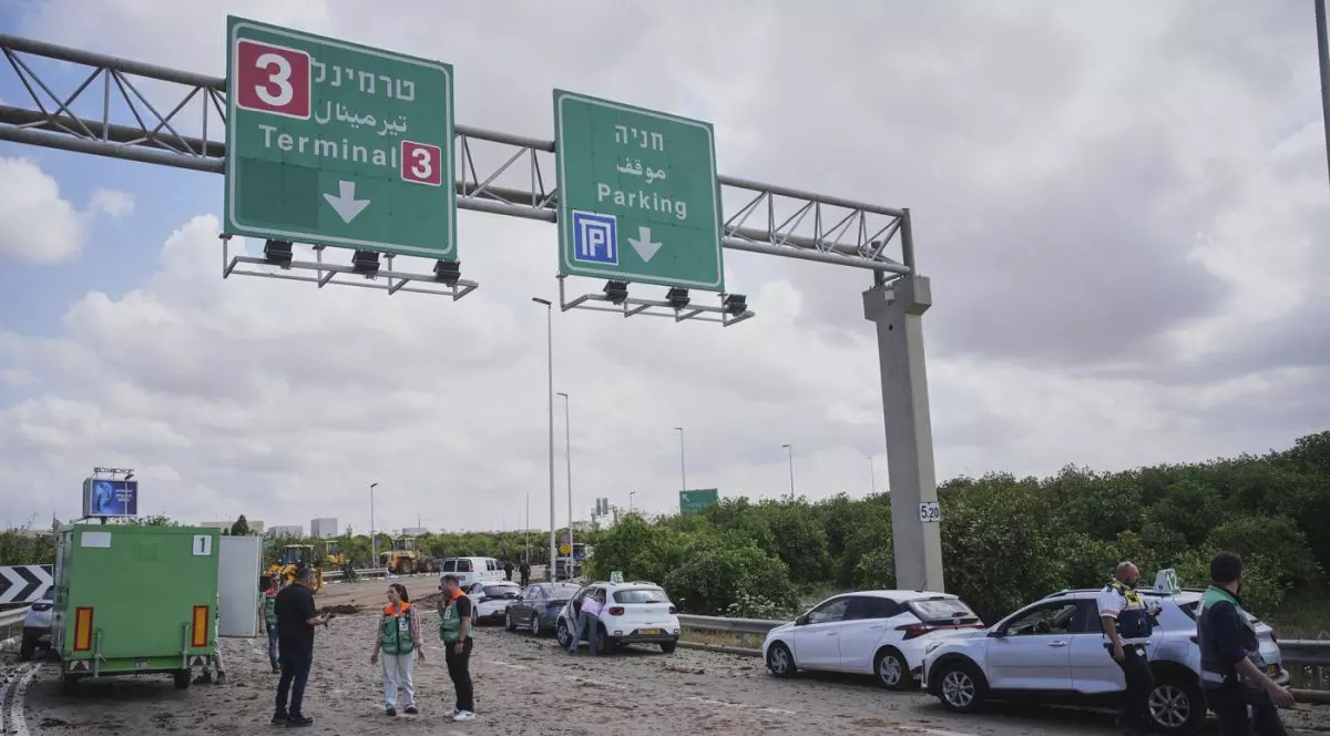 Forțele de securitate israeliene inspectează locul unde un proiectil tras de rebelii Houthi din Yemen a explodat în zona Aeroportului Internațional Ben Gurion de lângă Tel Aviv, IsraeL