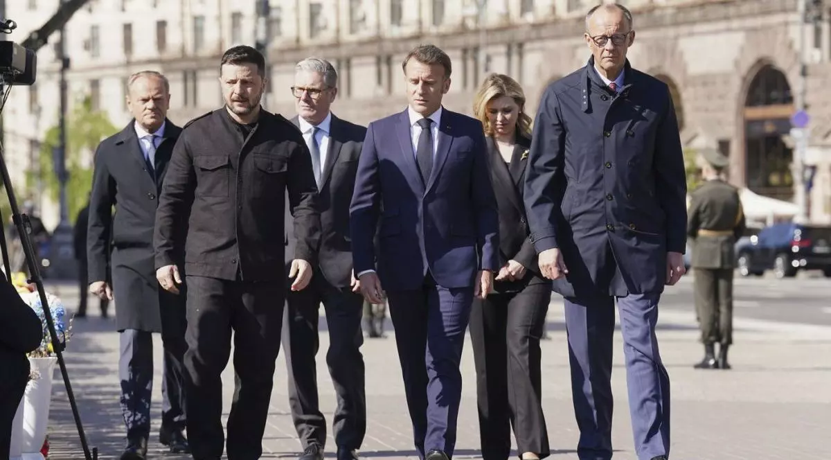 Premierul polonez Donald Tusk, președintele ucrainean Volodymyr Zelensky, premierul britanic Keir Starmer, președintele francez Emanuel Macron, soția președintelui ucrainean Volodymyr Zelensky Olena Zelenska și cancelarul german Friedrich Merz sosesc în Piața Maidan din Kiev Ucraina