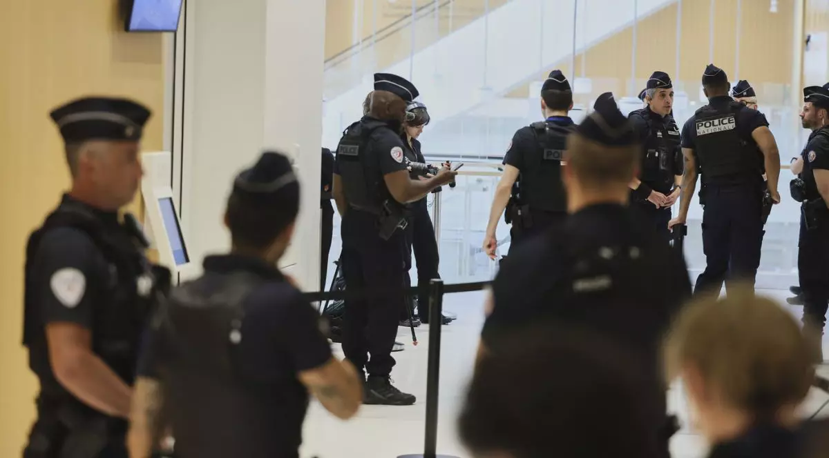 Polițiștii francezi se află în fața unui tribunal din Paris