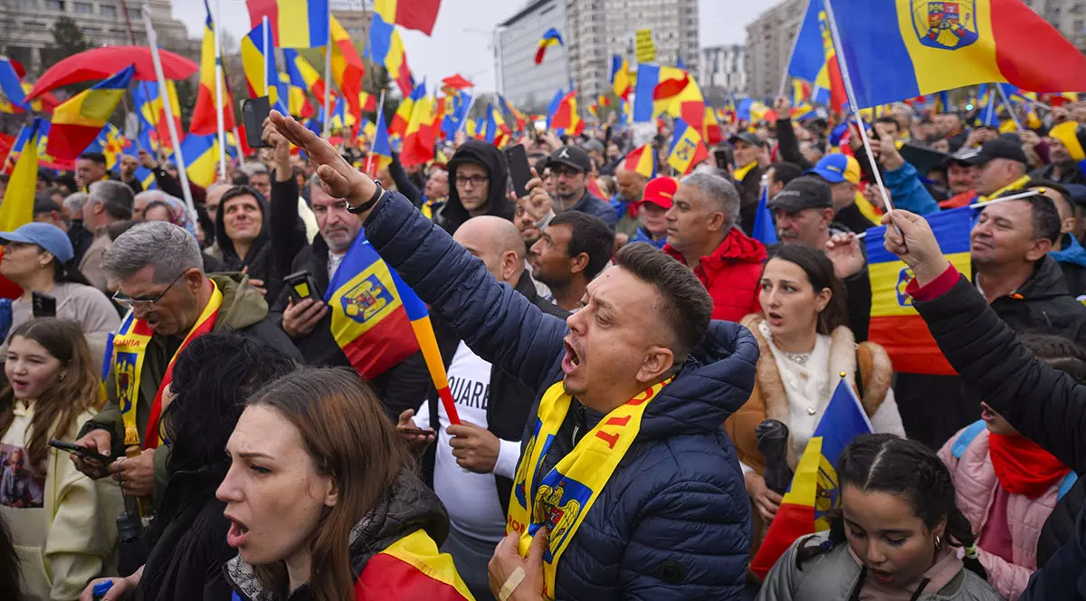 Zeci de persoane participa la un protest