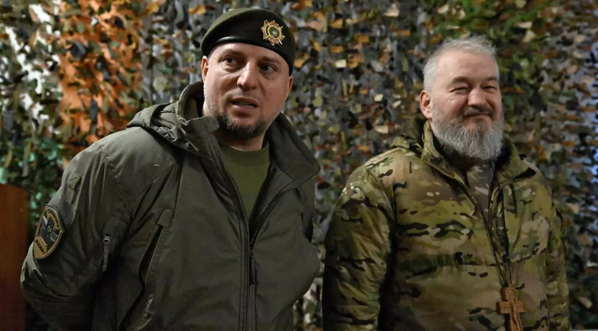 Protopopul Dmitri Vasilenkov (dreapta) și comandantul unității Ahmat, generalul Apti Alaudinov (stânga) Foto: Profimedia