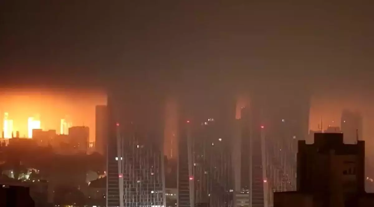 clădiri din Ucraina, învăluite de fum și o lumină roșie din cauza focului, după atacurile masive rusești de duminică noapte,25 spre 26 mai 2025