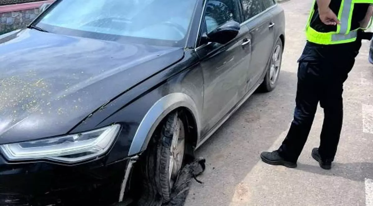 După o răfuială într-o benzinărie din Suceava, un șofer a fugit de Poliție 142 km. Nu l-au oprit nici cele 4 focuri de armă. Cum a fost prins