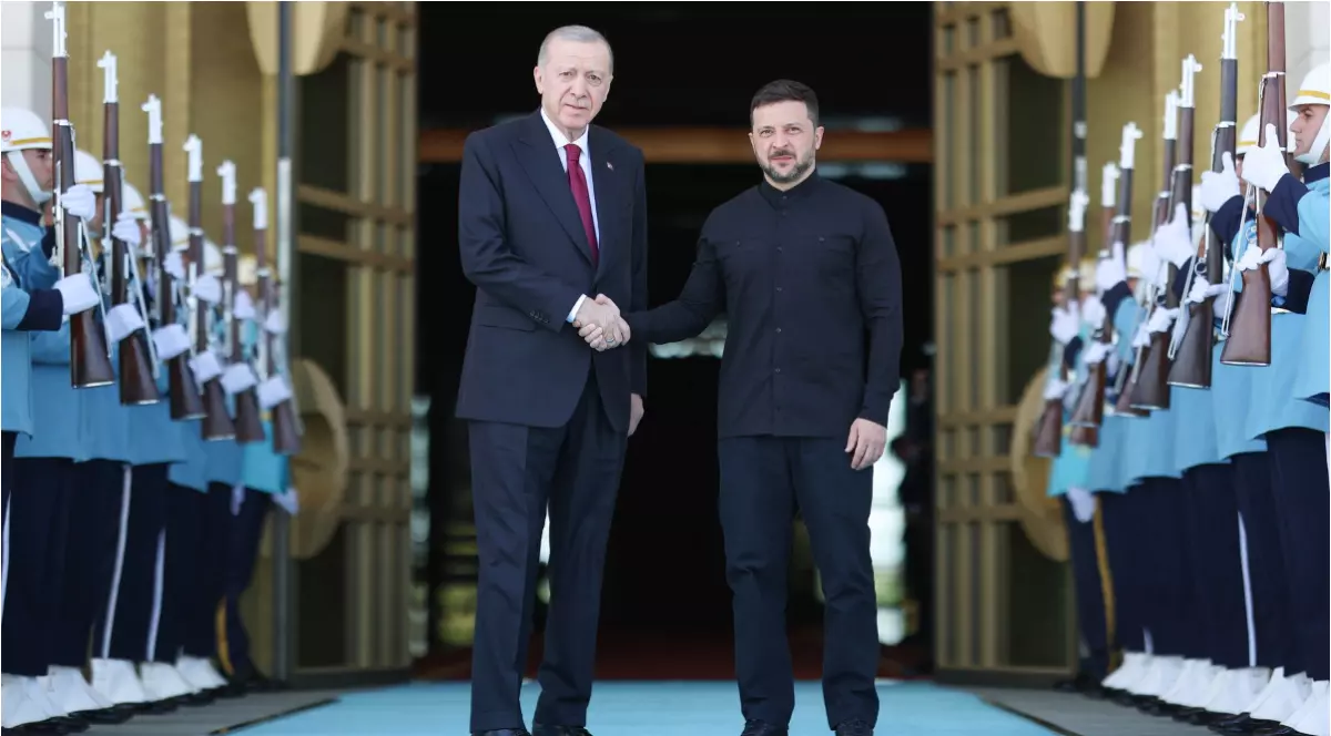 Președintele turc, Recep Tayyip Erdogan, dă mâna cu președintele Ucrainei, Volodimir Zelenski, la Complexul Prezidențial din Ankara.