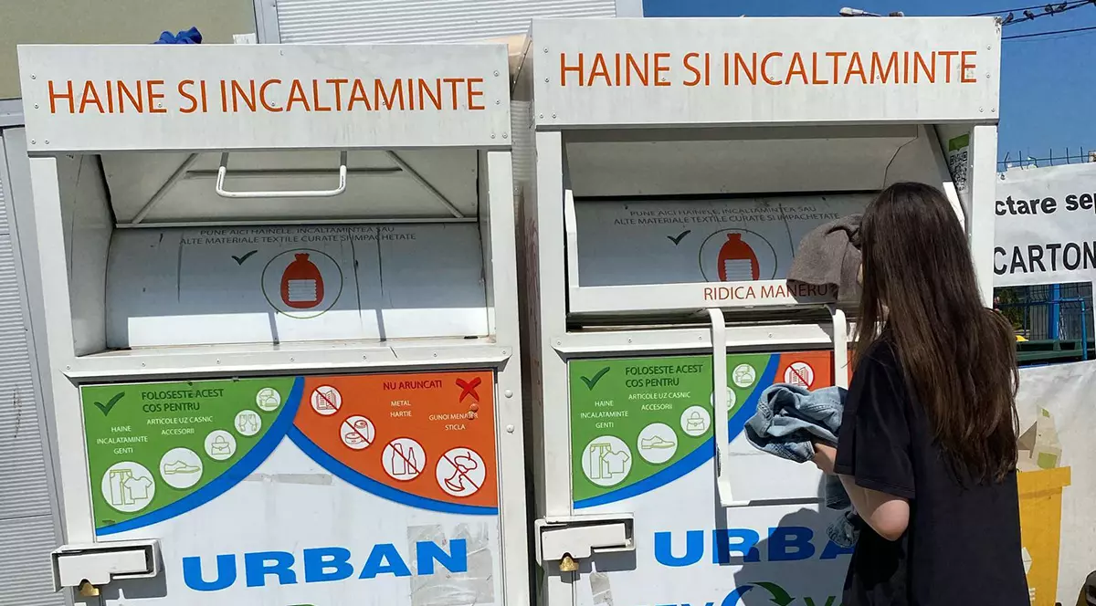 O tanara recicleaza haine