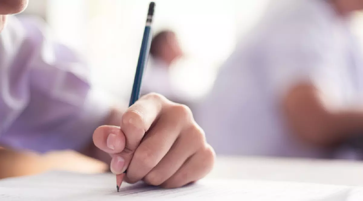 Rezultate BAC Arad 2025 - Un elev rezolva cerintele in timpul examenului