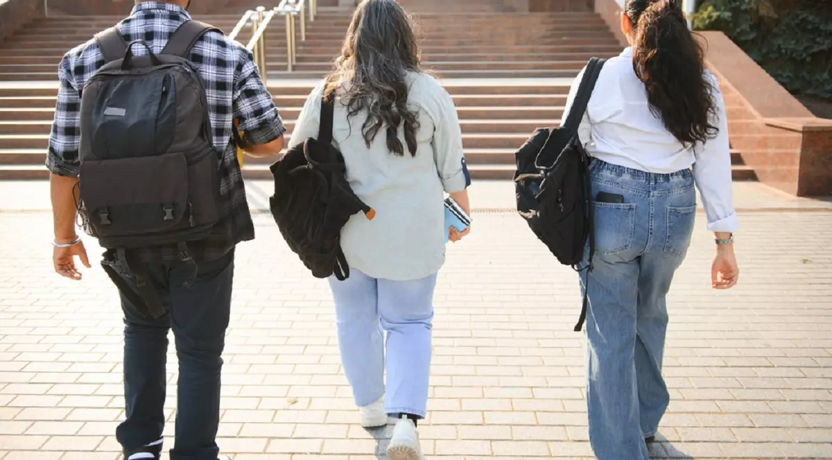 Rezultate BAC Bacău 2025 - Cativa elevi se indreapta spre liceu ca sa afle rezultatele de la examen