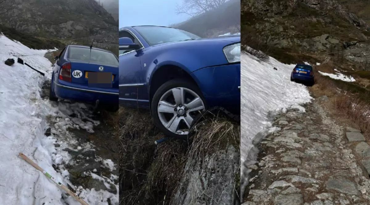 O mașina albastră blocată în zăpadă.