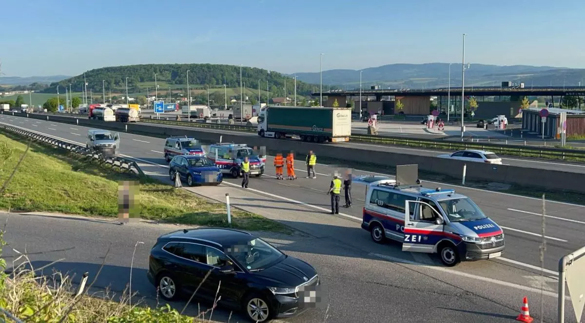 Mai multe mașini de poliție și agenți pe o autostradă din Austria, unde un român a fost lovit mortal de un autoturism, 30 aprilie 2025