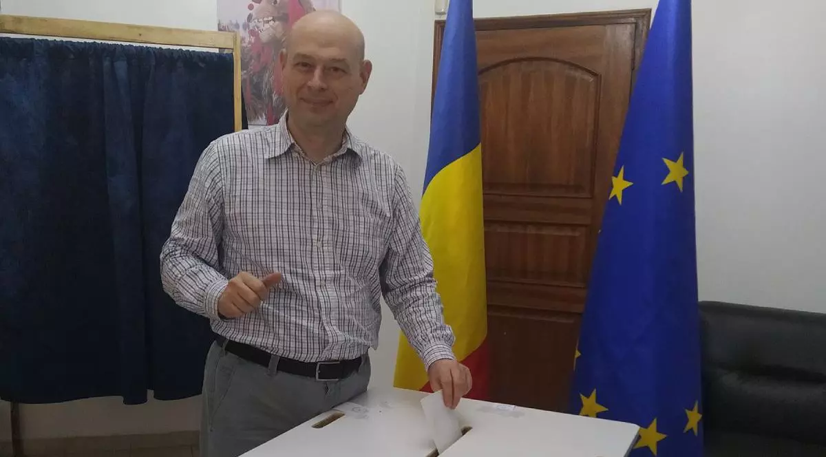 Un bărcat introduce buletinul de vot în urna la alegerile prezidentiale
