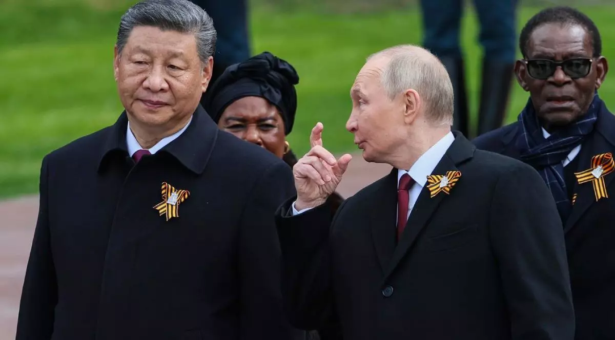 În imagine președintele rus Vladimir Putin s-a întâlnit cu președintele chinez Xi Jinping în Rusia, de Ziua Victoriei, îmbrăcați in negru , in aer liber, Putin cu fata intoarsa săre Xi , cu mana dreaptă ridicata, arătând ceva cu degetul arătător, în spate alte doua persoane de culoare