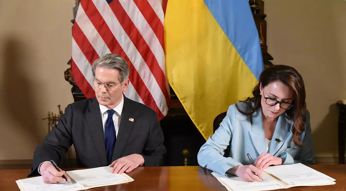 Scott Bessent (stânga) și ministrul ucrainean al Economiei și Comerțului Iulia Svîrîdenko semnează acordul privind viitoarele exploatări de resurse naturale ucrainene Foto: Profimedia