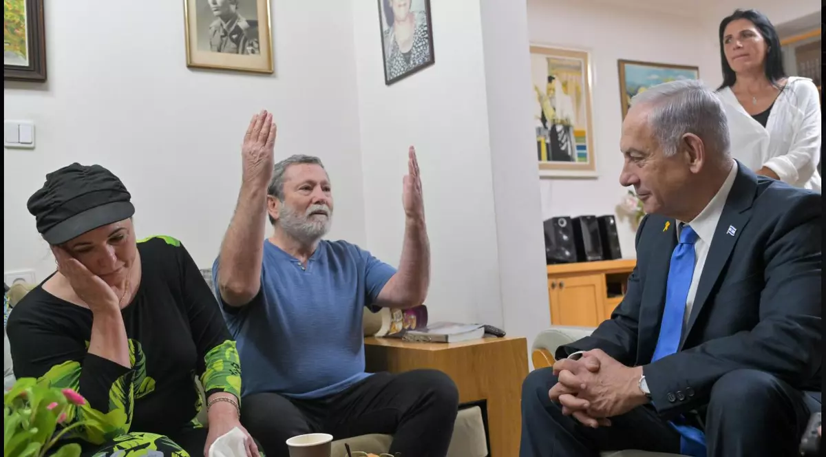 Benjamin Netanyahu (dreapta) s-a întâlnit cu familia sergentului Zvi Feldman Captură X @netanyahu