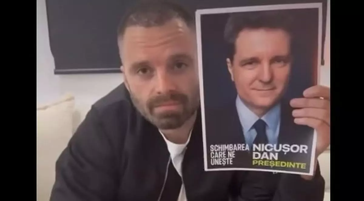 Actorul Sebastian Stan ține în mână un afiș cu Nicușor Dan, candidat la alegerile prezidențiale 2025