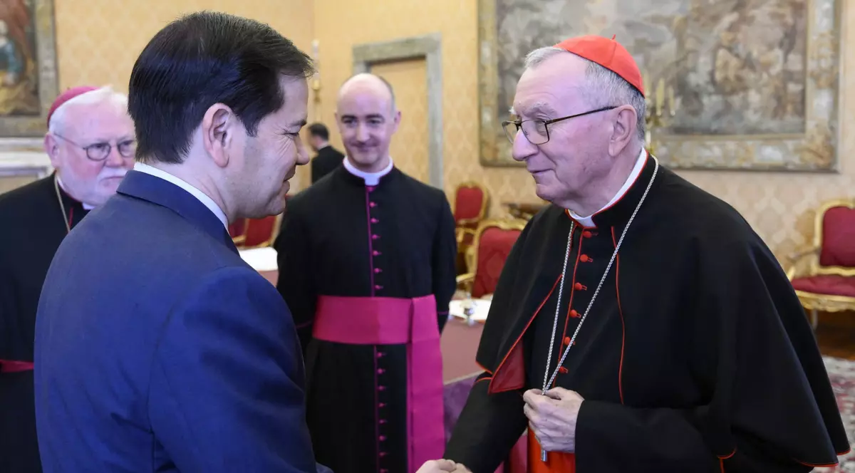 Secretarul de stat american Marco Rubio dă mâna cu secretarul de stat al Vaticanului, cardinalul Parolin