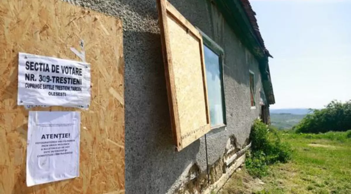 o clădire dărăpănată găzduiește o secție de votare