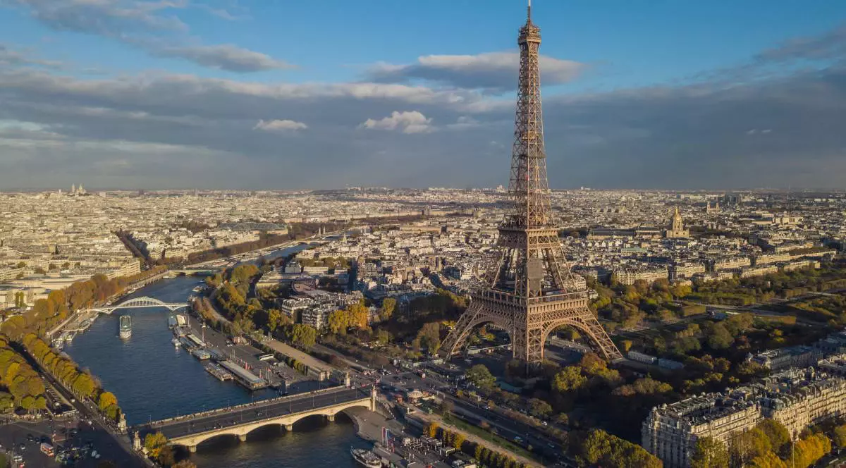 Panoramă deasupra Parisului, primăvara, în care se vede Turnul Eiffel și fluviul Sena.