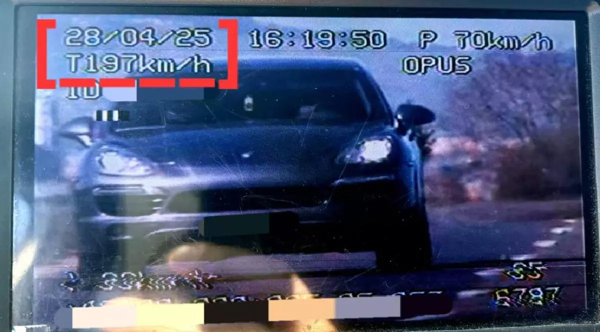 Ecranul unui radar, unde se poate vedea o mașină neagră și viteza cu care circula