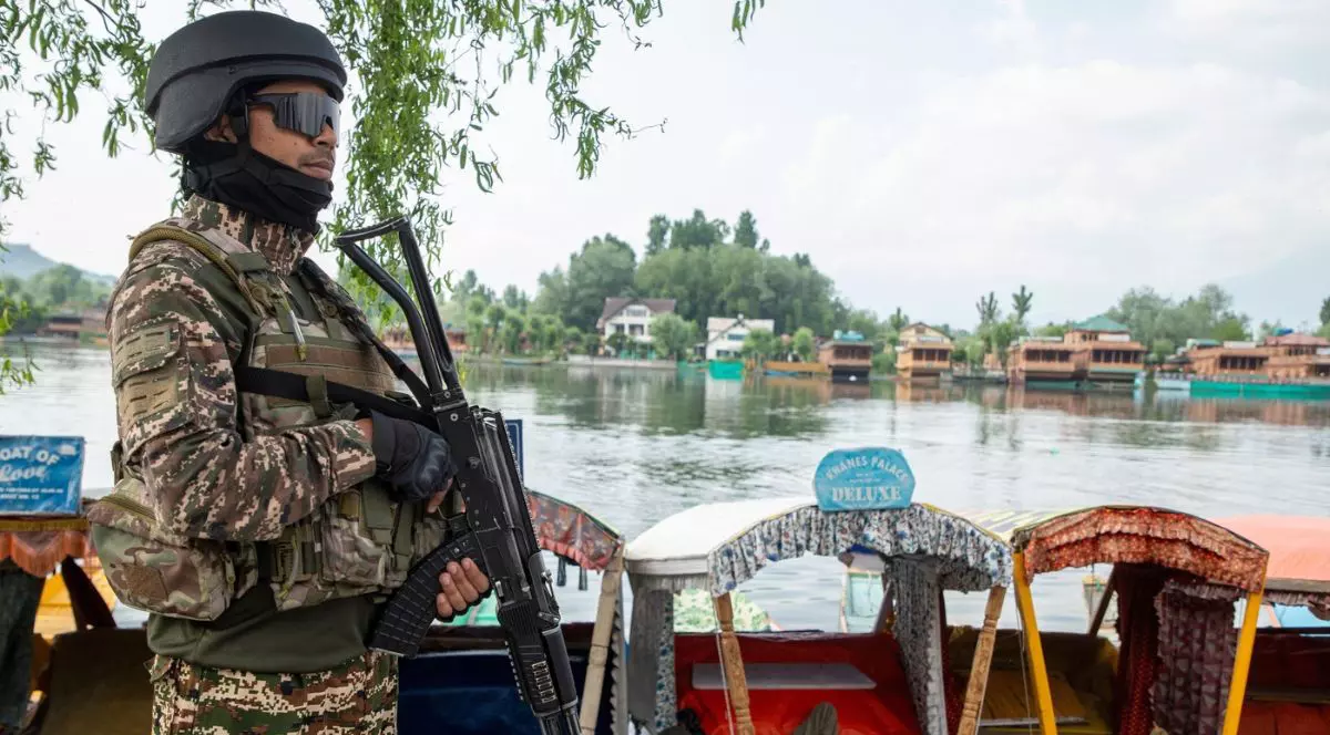 Soldat paramilitar indian în alertă în Srinagar, capitala de vară a statului Jammu și Kashmir
