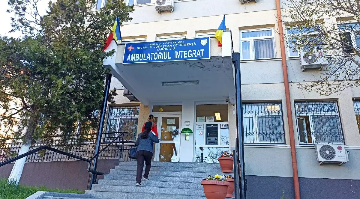 Intrarea în Spitalul Judetean din Targu Jiu- Gorj, doi oameni urcă scările.