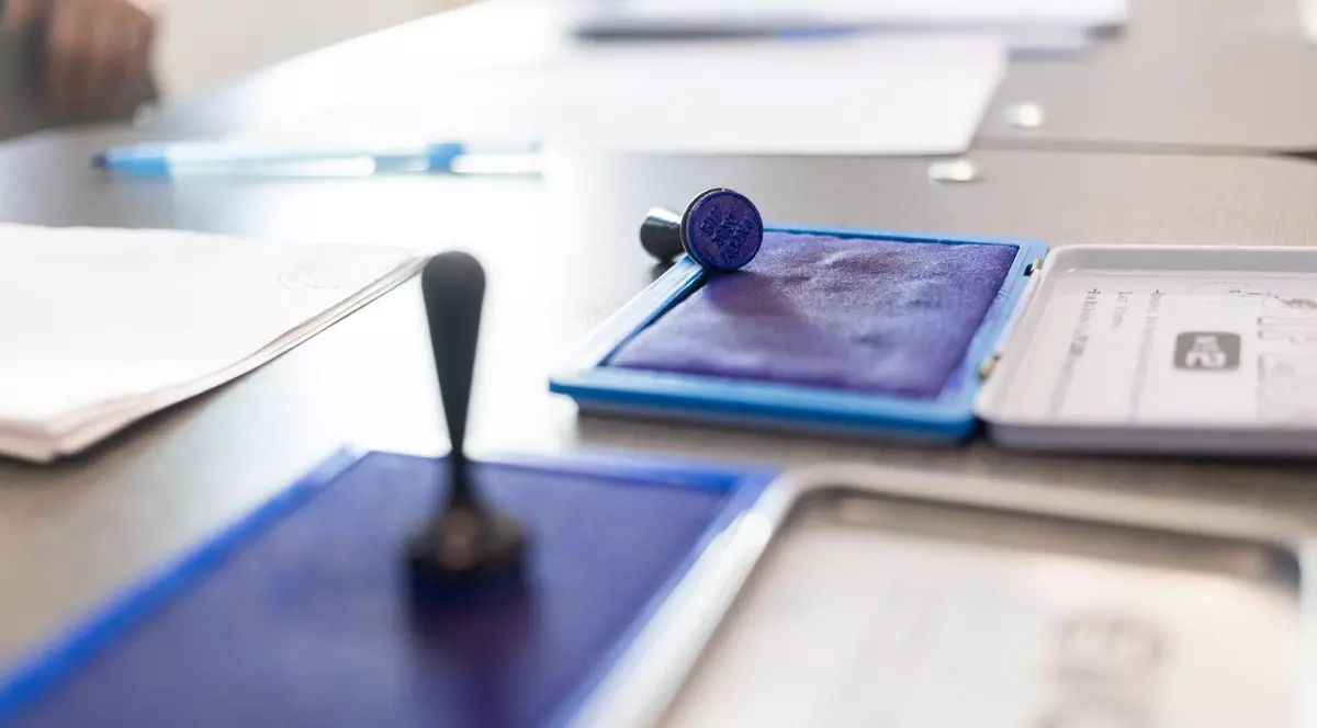 Ștampile așezate pe tușiere într-o secție de votare, în timpul celui de-al doilea tur al alegerilor prezidențiale