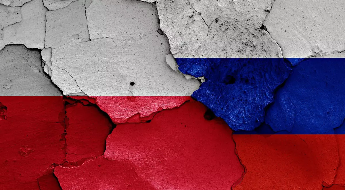 Steaguri ale Poloniei și Rusiei pictate pe un perete crăpat