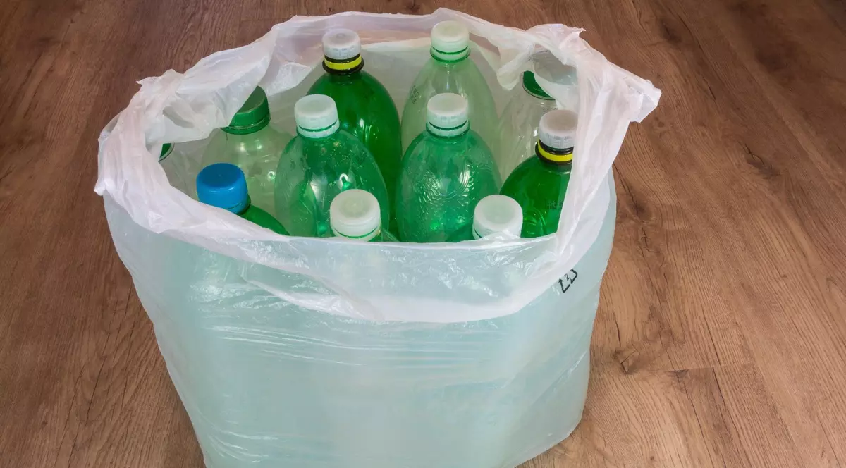 Sticle de plastic într-o pungă albă