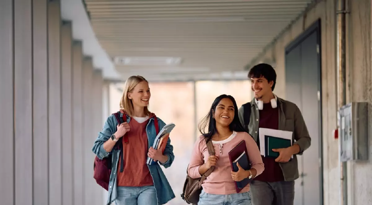 Ce înseamnă când visezi universitate - Imagine cu un grup de studenţi pe holul unei universităţi