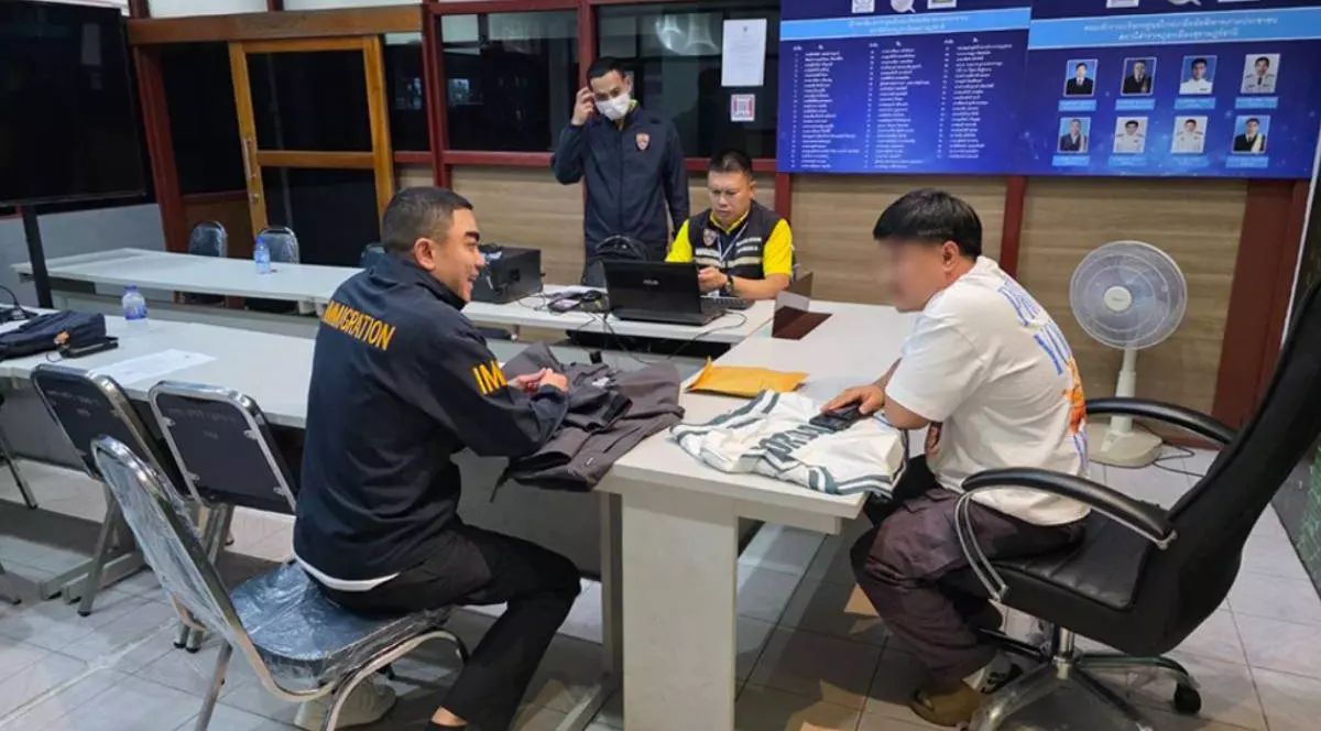 Poză cu doi polițiști thailandezi care stau la o masă, iar în capătul acesteia se află suspectul, cel care a luat cardul româncei