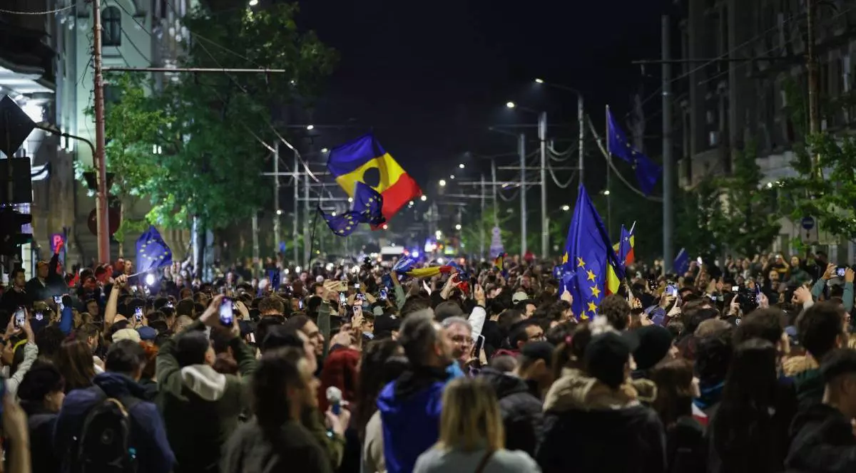 Susținătorii lui Nicușor Dan au ridicat steaguri ale României și Uniunii Europene