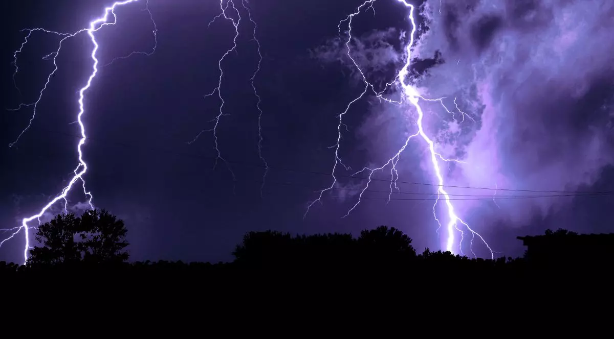 fulger văzut pe cer noaptea