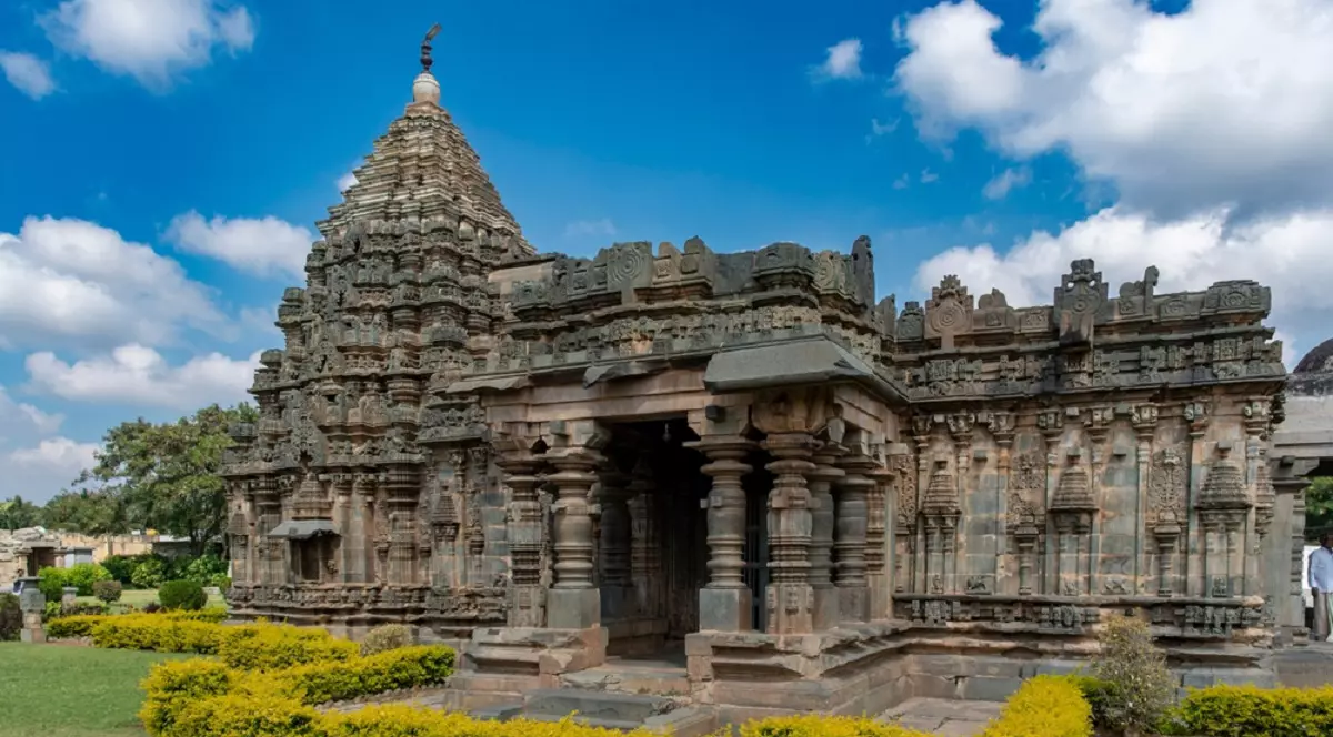 Ce înseamnă când visezi templu Imagine cu Templul hindus Mahadeva din India dedicat zeului Shiva