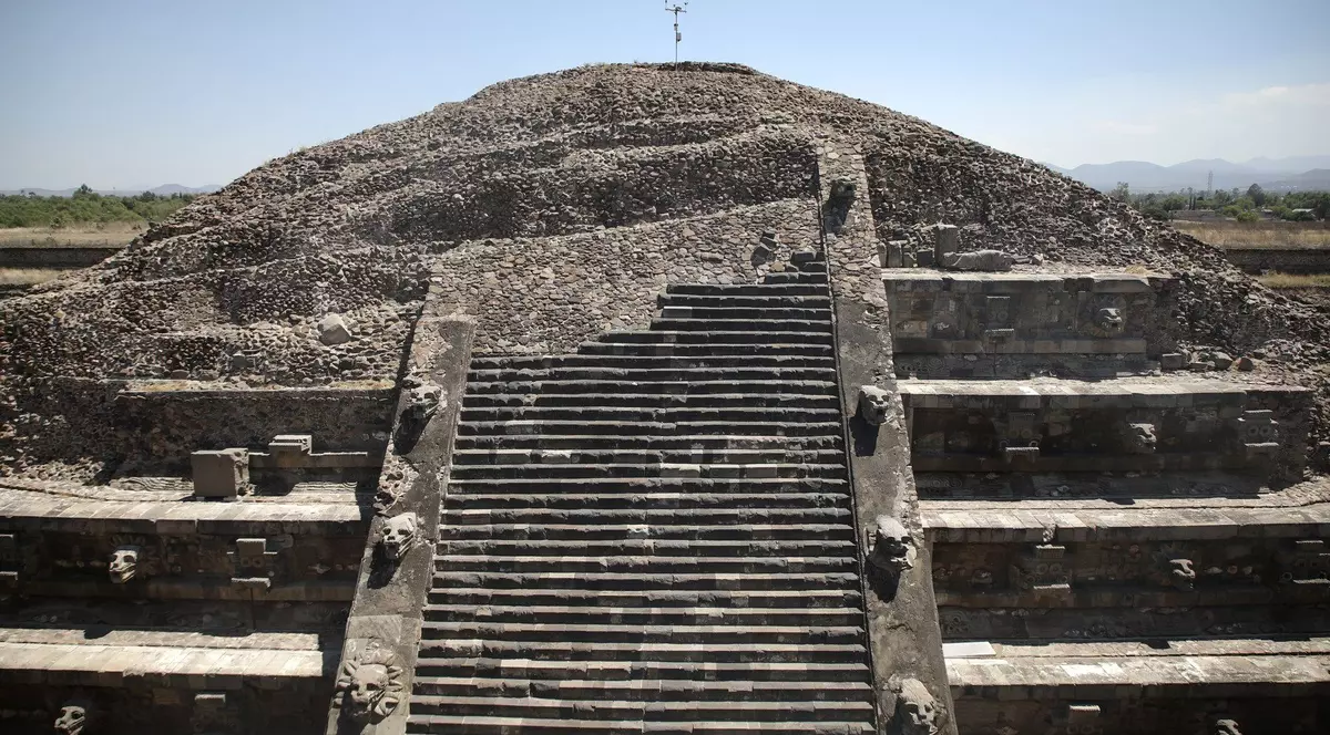 Poză cu templul Quetzalcoatl din Mexic