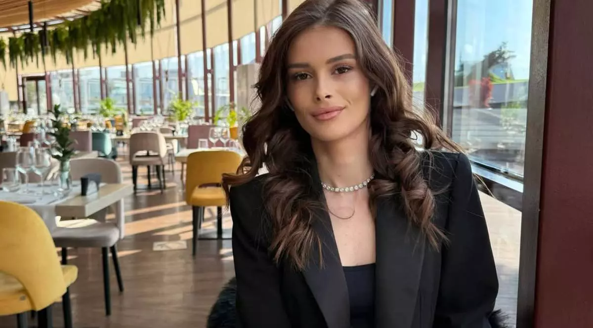 Teodora Marcu de la Insula Iubirii la masă, la un restaurant.