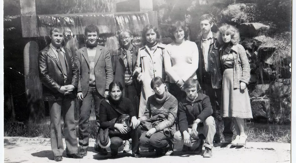 Tineret într-un parc lângă o mică cascadă artificială într-o fotografie alb-negru de epocă