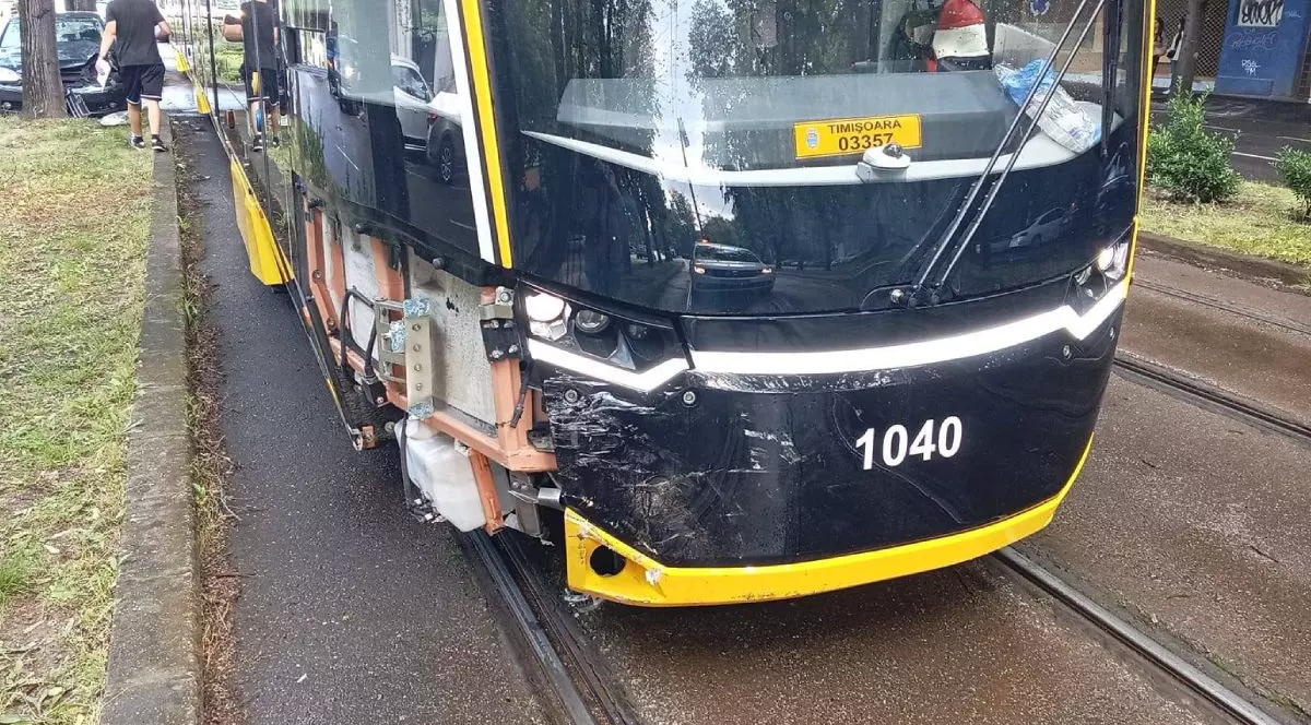 Un tranvai cu negru si galben, pe sine, lovit în urma unui accident