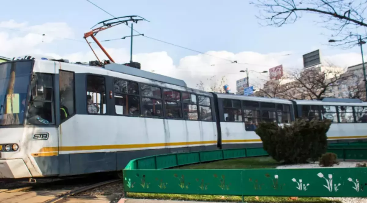 Imaginea prezintă un tramvai care aparține Societății de Transport București (STB), surprins în timpul deplasării, într-o curbă.