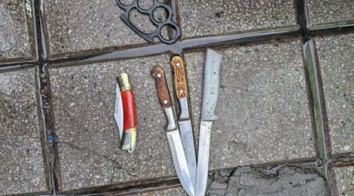 trei cuțite și un briceag confiscate de politisti asezate pe caldaram