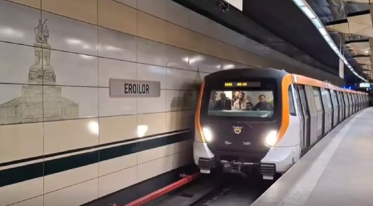 Tren de metrou portocaliu/argintiu în stația eroilor