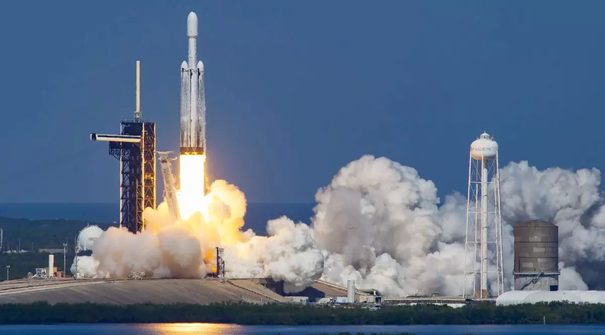 In imagine o racheta care decolează, lăsând fum si foc în urma ei