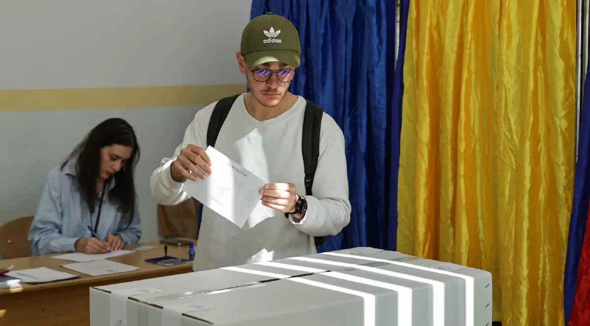 un băiat care votează pentru alegerile prezidențiale