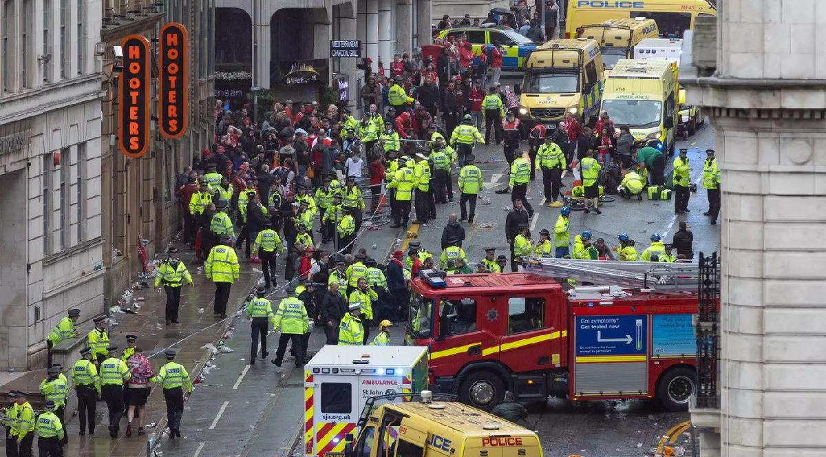 Poliția și serviciile de urgență participă la un incident de urgență după parada Liverpool Parada pentru titlul Liverpool Premier League